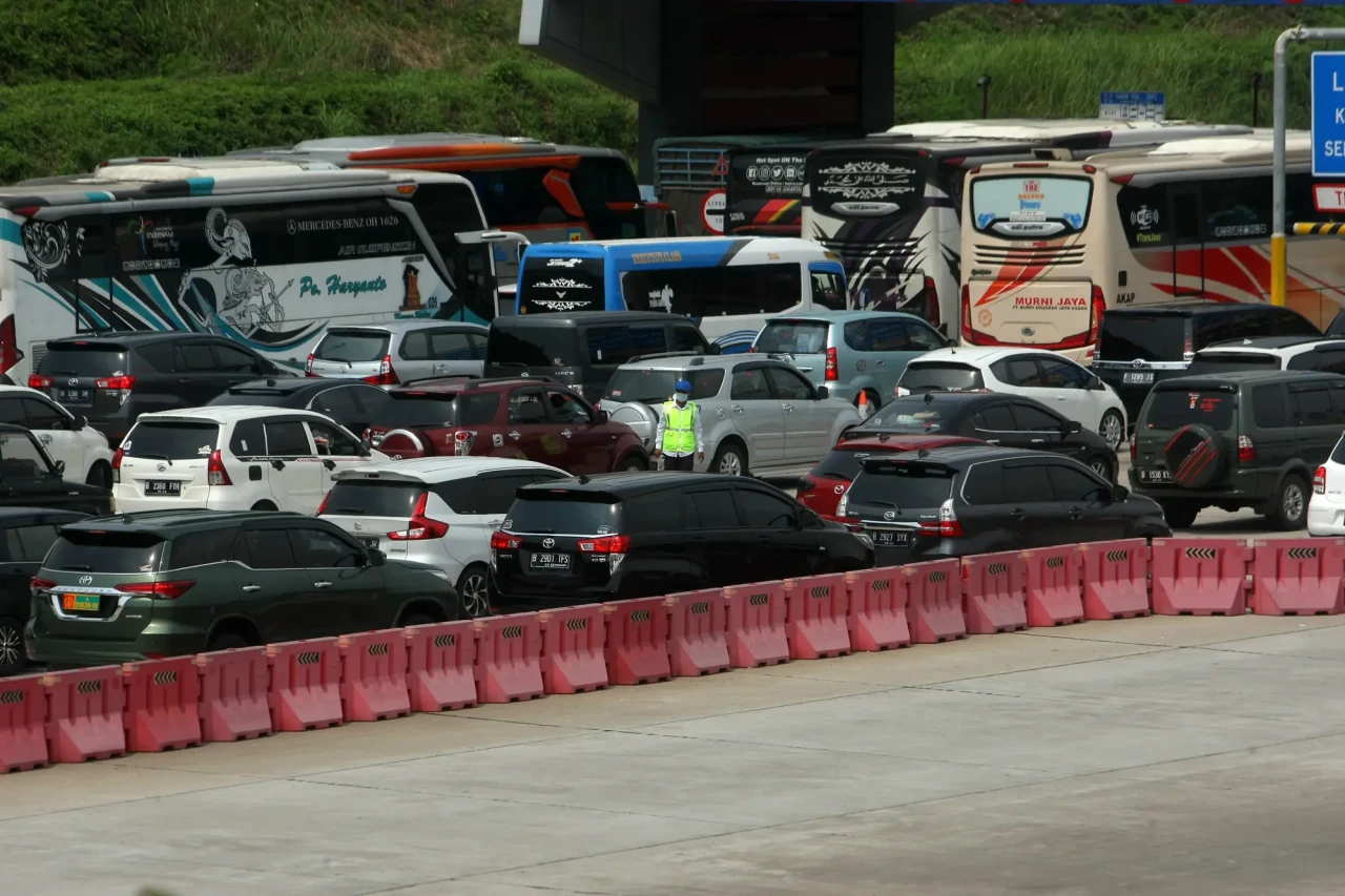 Antrean Kendaraan Pemudik...