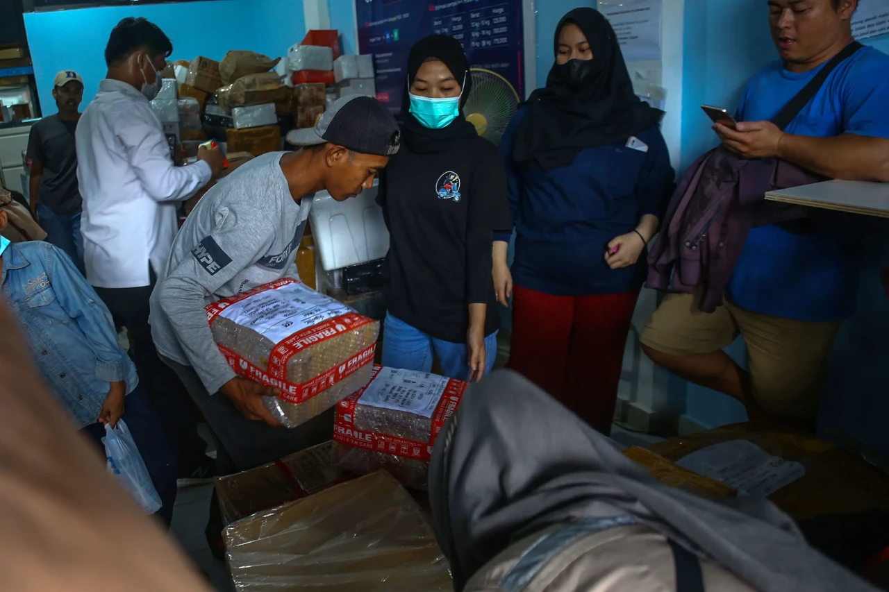 Jelang Lebaran Pengiriman...