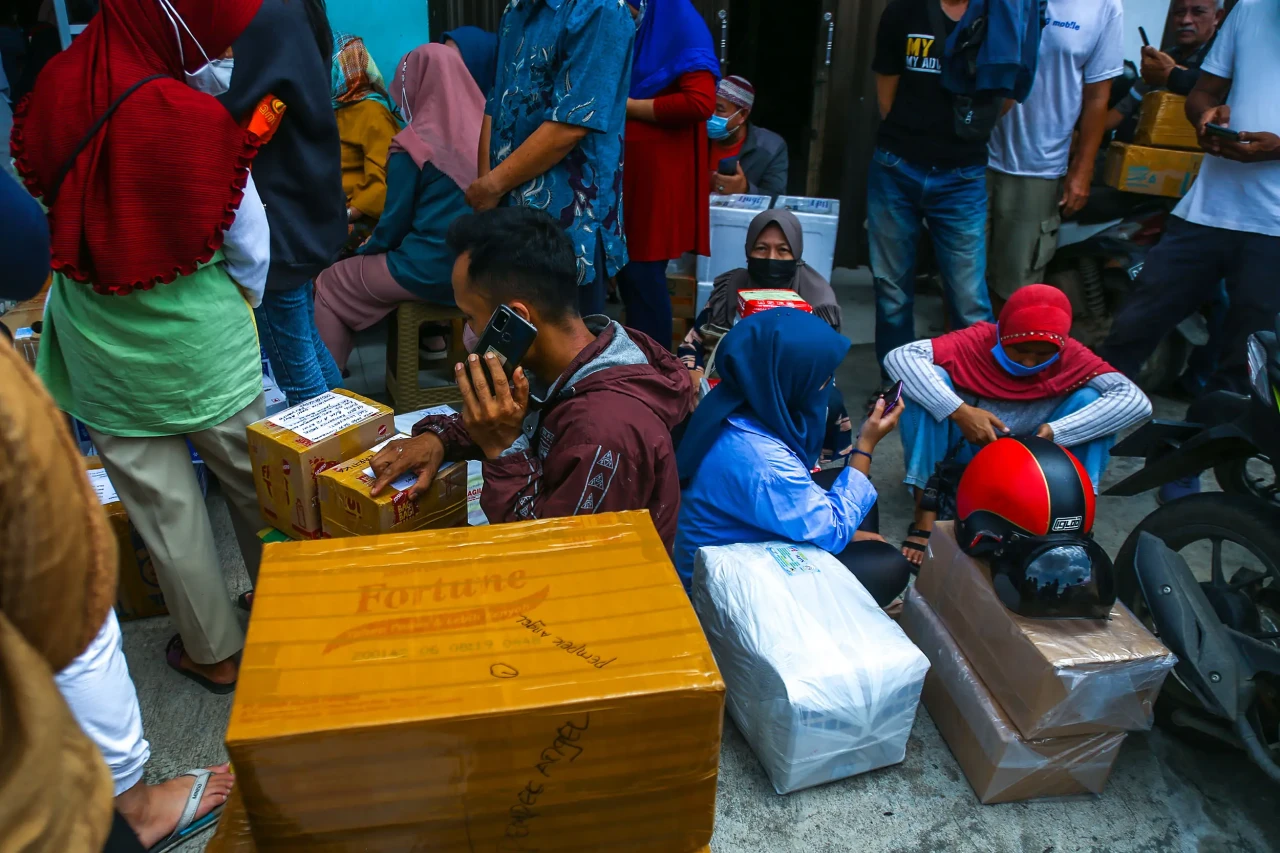 Jelang Lebaran Pengiriman...