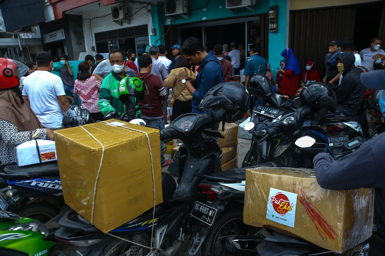 Jelang Lebaran Pengiriman...