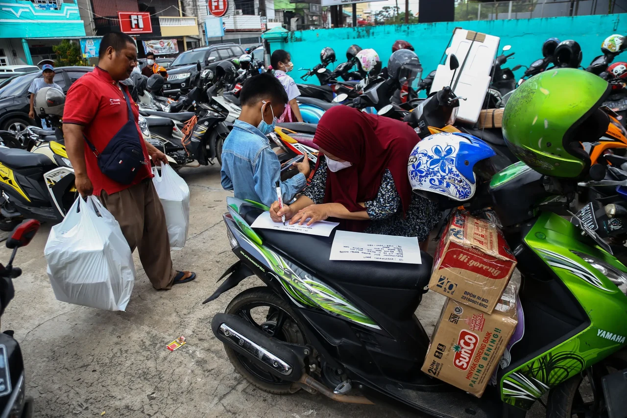 Jelang Lebaran Pengiriman...