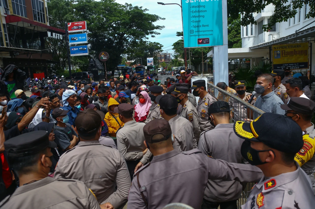 Buruh PT Bumi Rambang...
