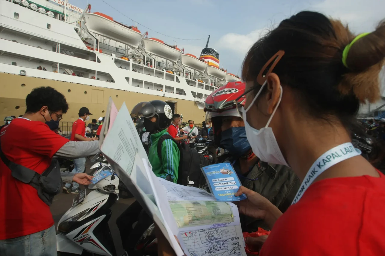 Ratusan Pemudik Kapal...