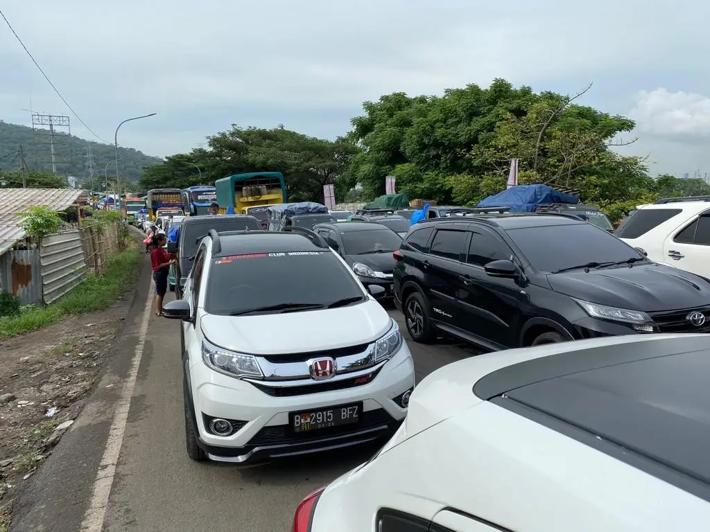 Ratusan Kendaraan Pribadi...