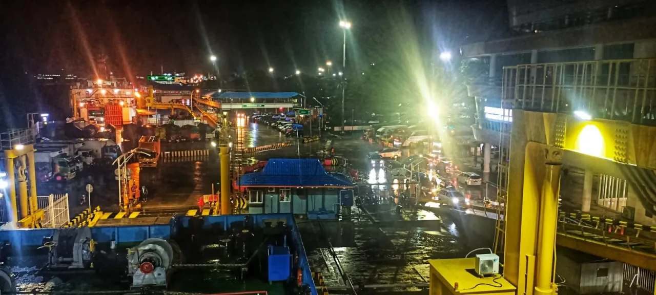 Ribuan Kendaraan Padati...