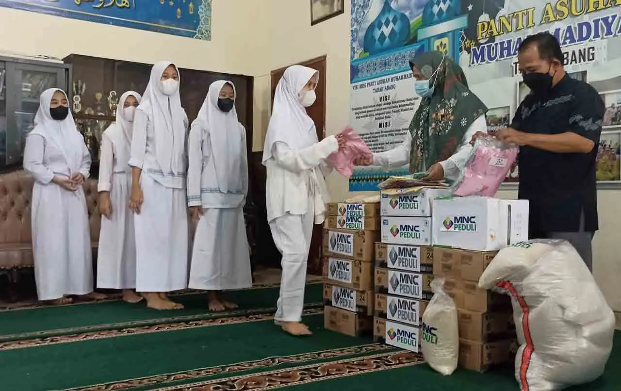 MNC Peduli Serahkan...