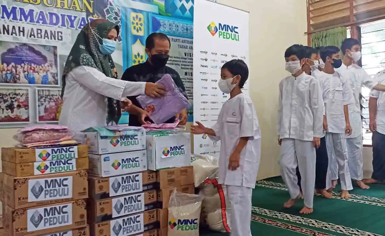 MNC Peduli Serahkan...