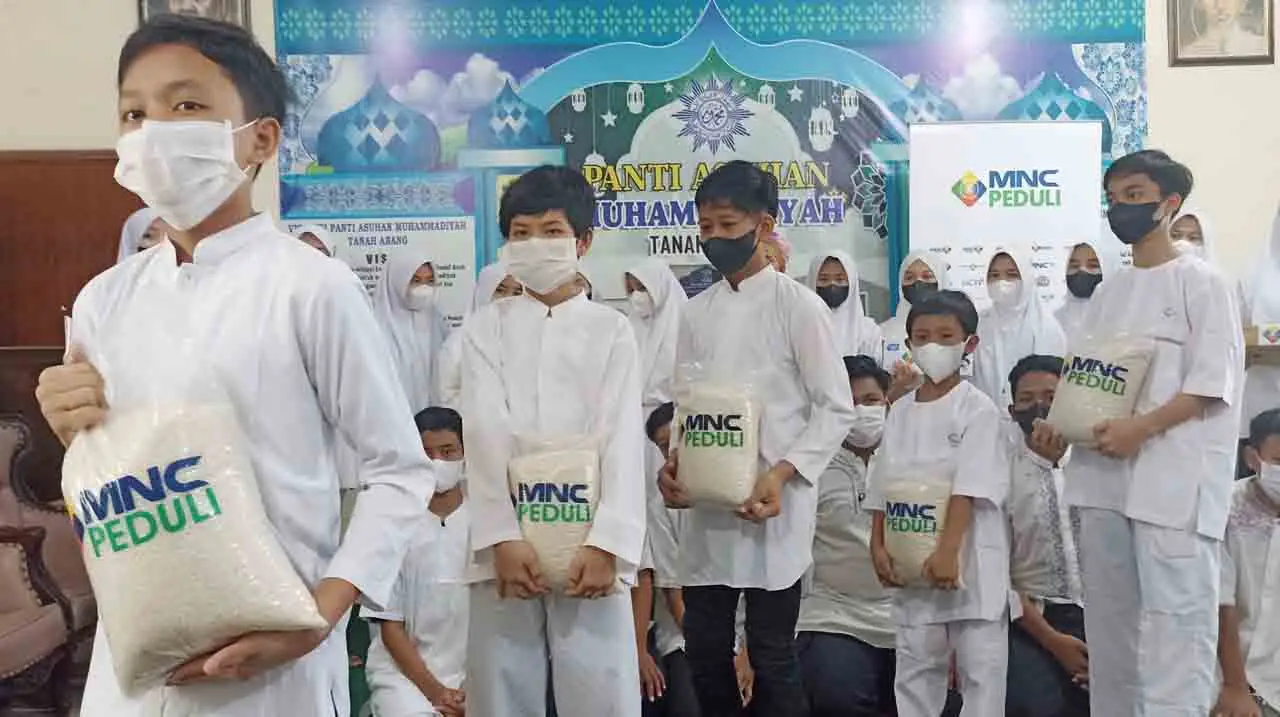 MNC Peduli Serahkan...