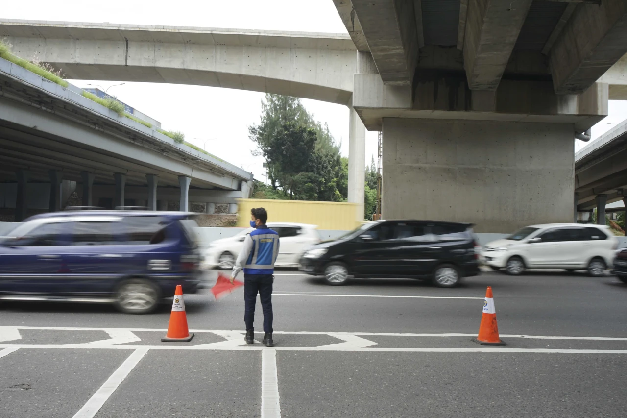 Jalan Tol Layang MBZ...
