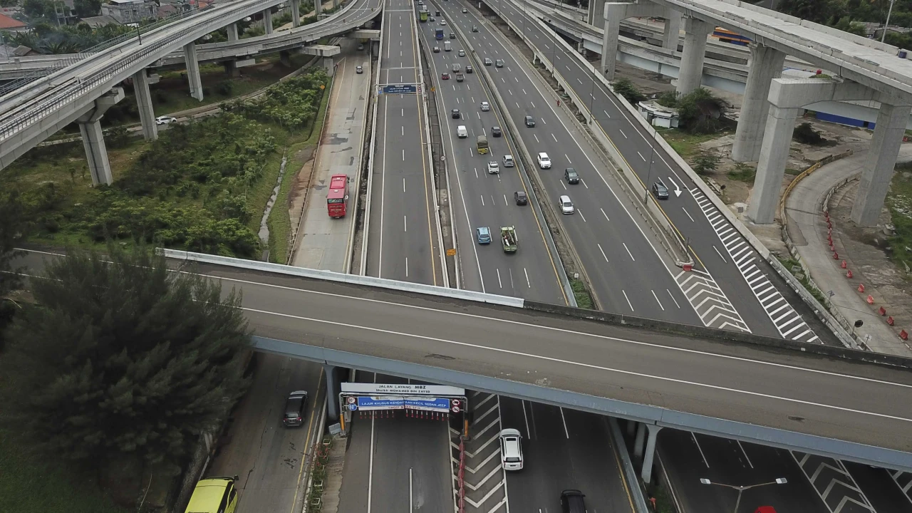 Jalan Tol Layang MBZ...
