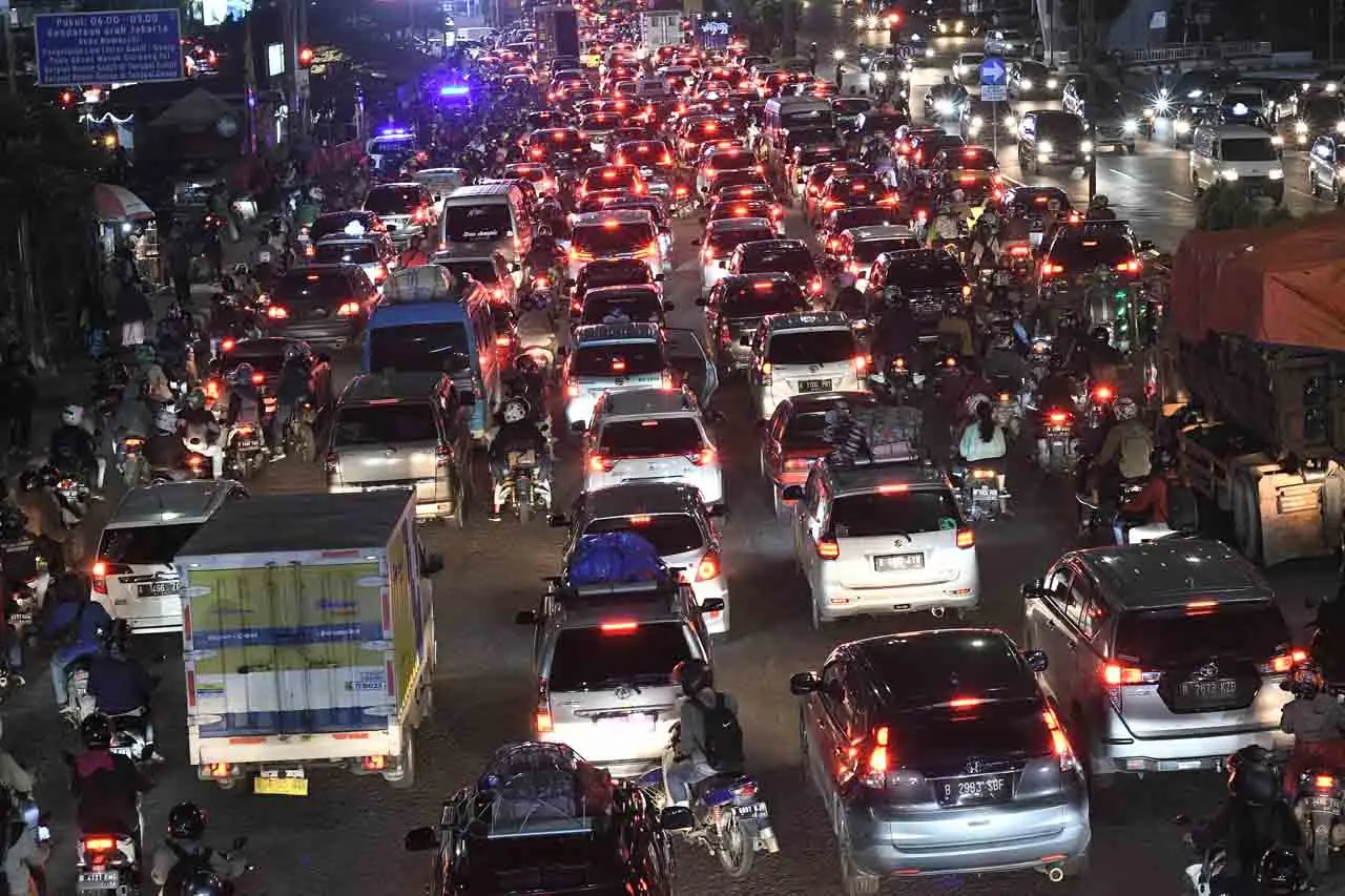 Kendaraan Pemudik Padati...