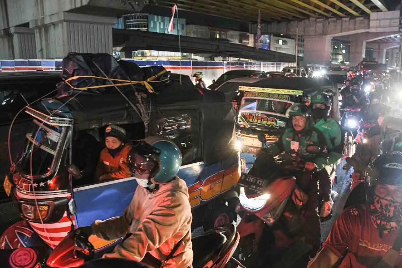 Kendaraan Pemudik Padati...