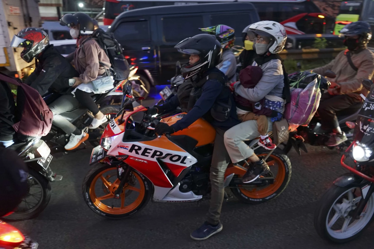 Potret Tangguh Pemudik...
