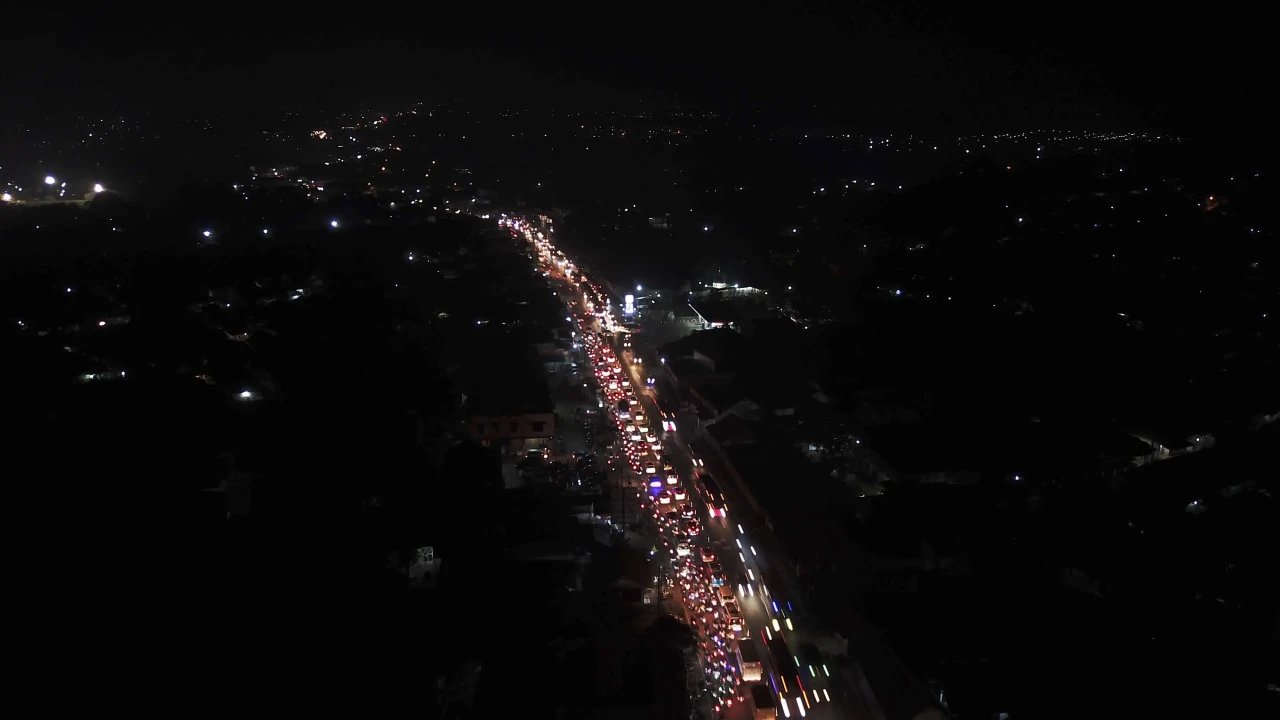 Ribuan Kendaraan Melintas...