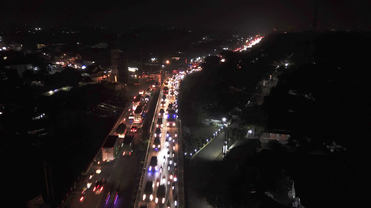 Ribuan Kendaraan Melintas...