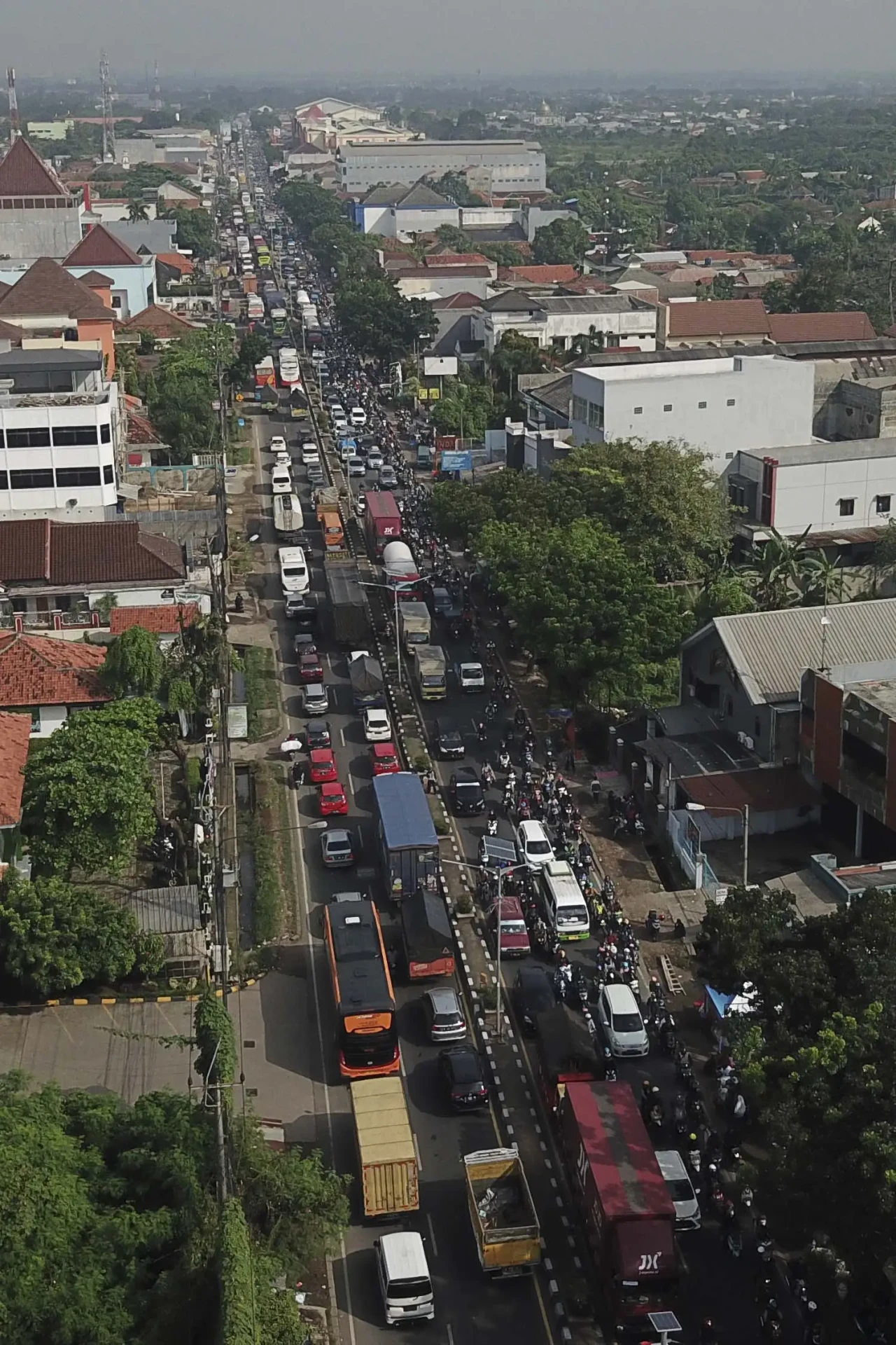 Ribuan Kendaraan Terjebak...