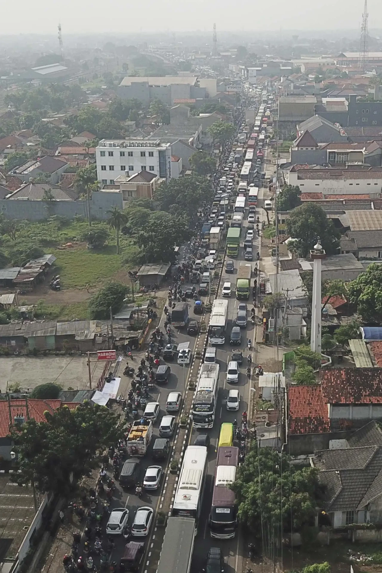 Ribuan Kendaraan Terjebak...