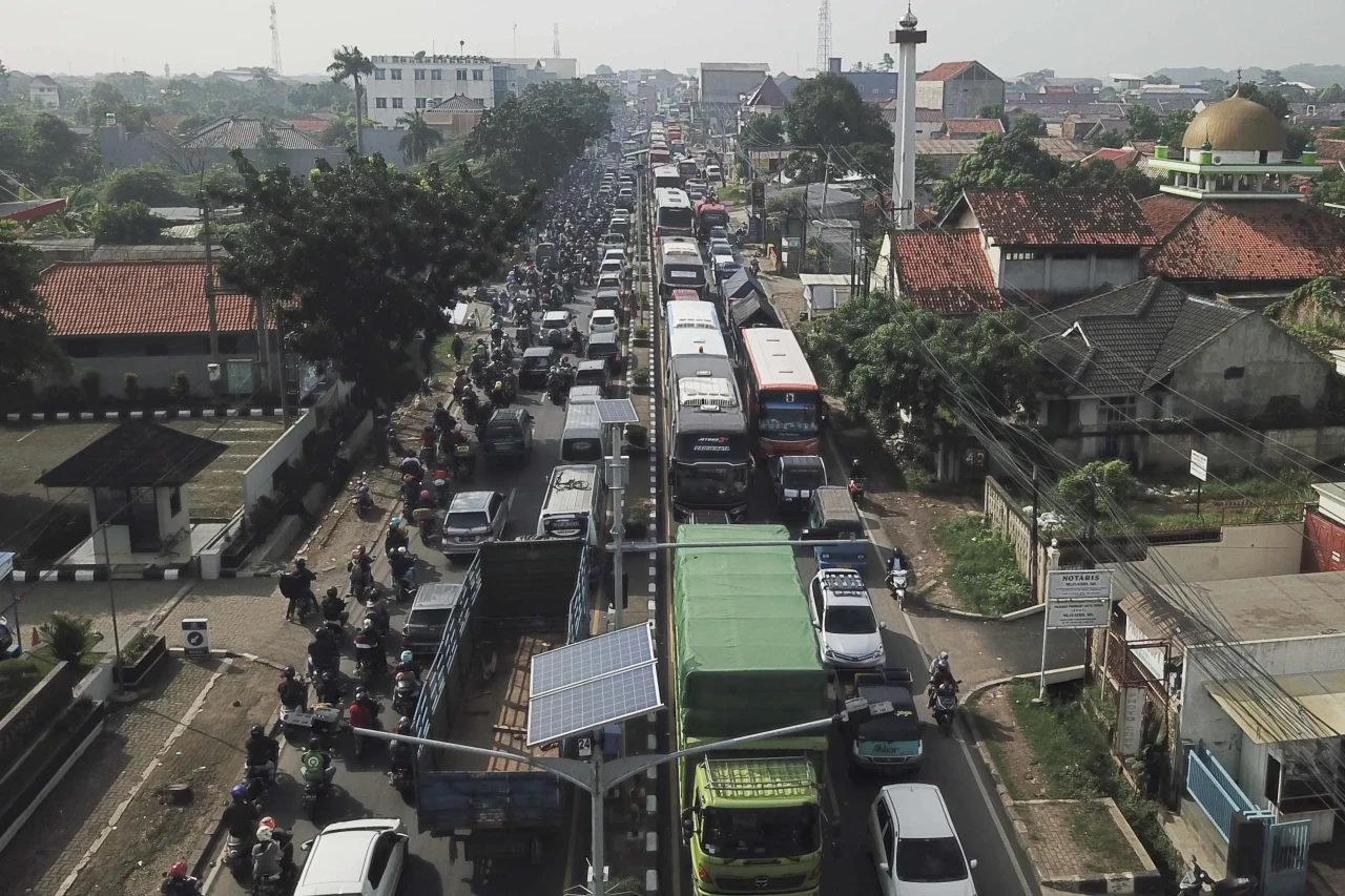 Ribuan Kendaraan Terjebak...