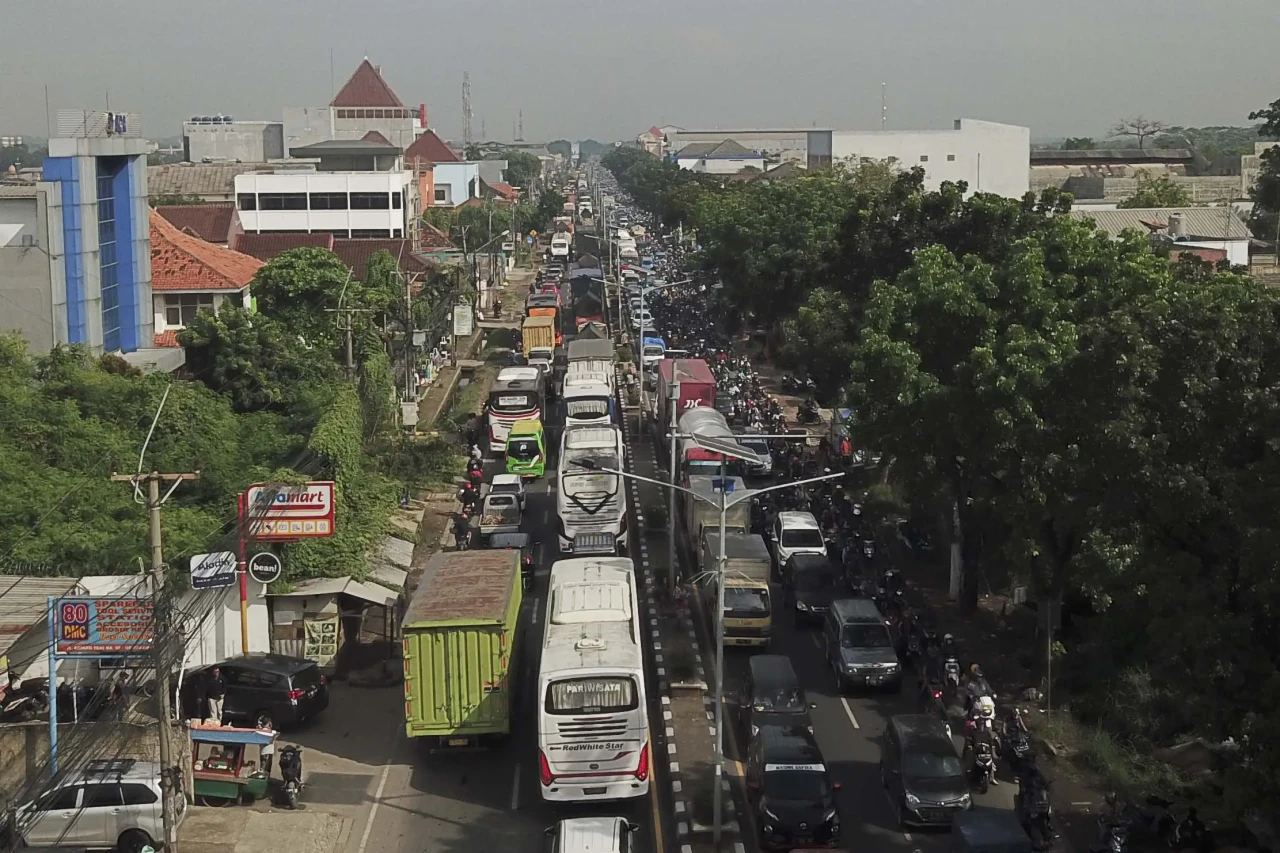 Ribuan Kendaraan Terjebak...