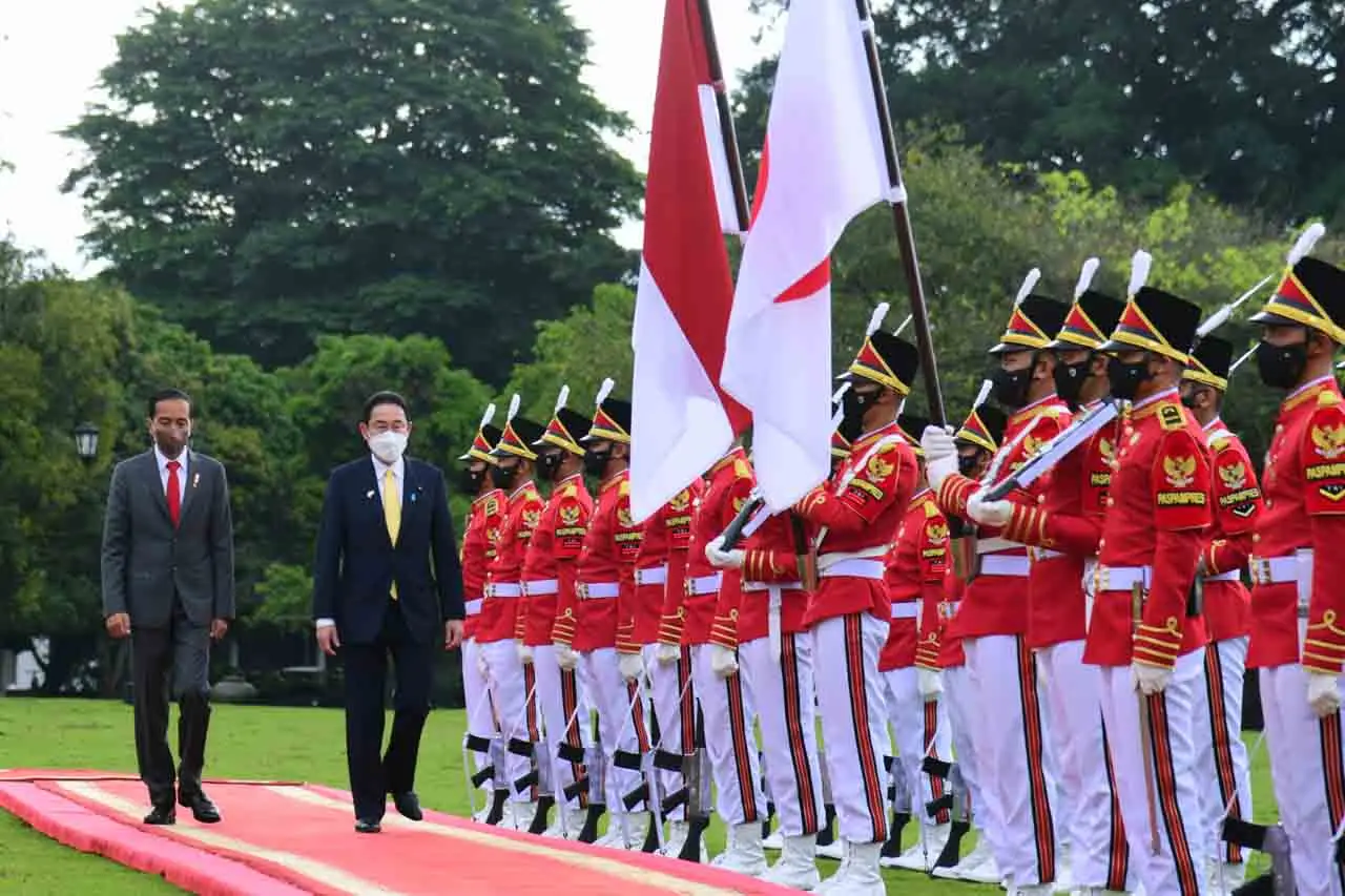 Presiden Jokowi Menerima...