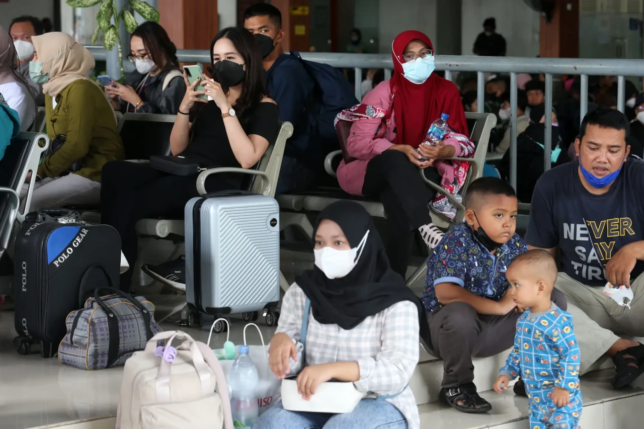 Naik Kereta Api, Puluhan...