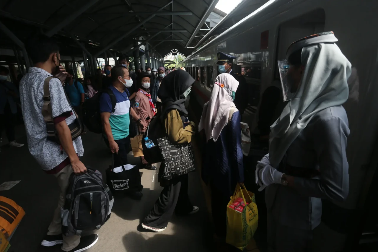 Naik Kereta Api, Puluhan...