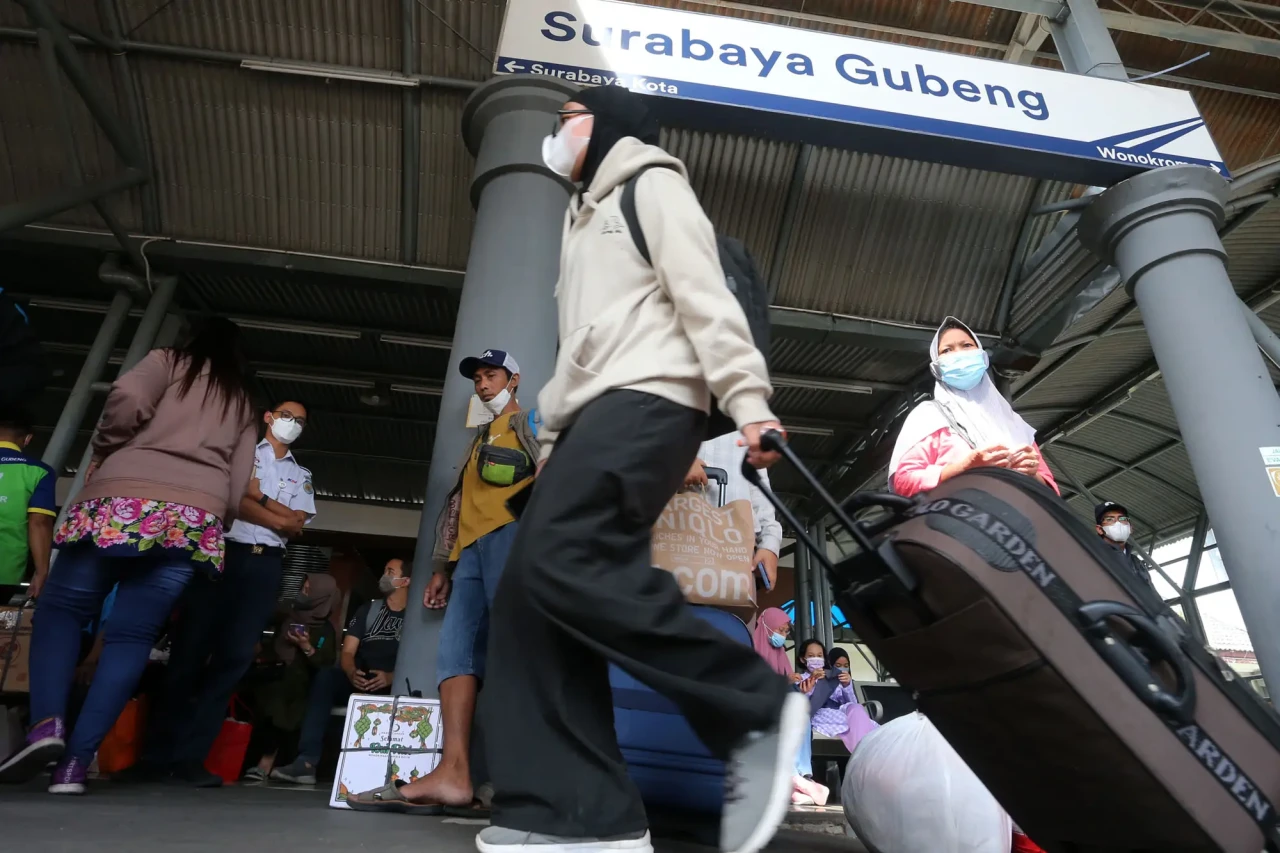 Naik Kereta Api, Puluhan...