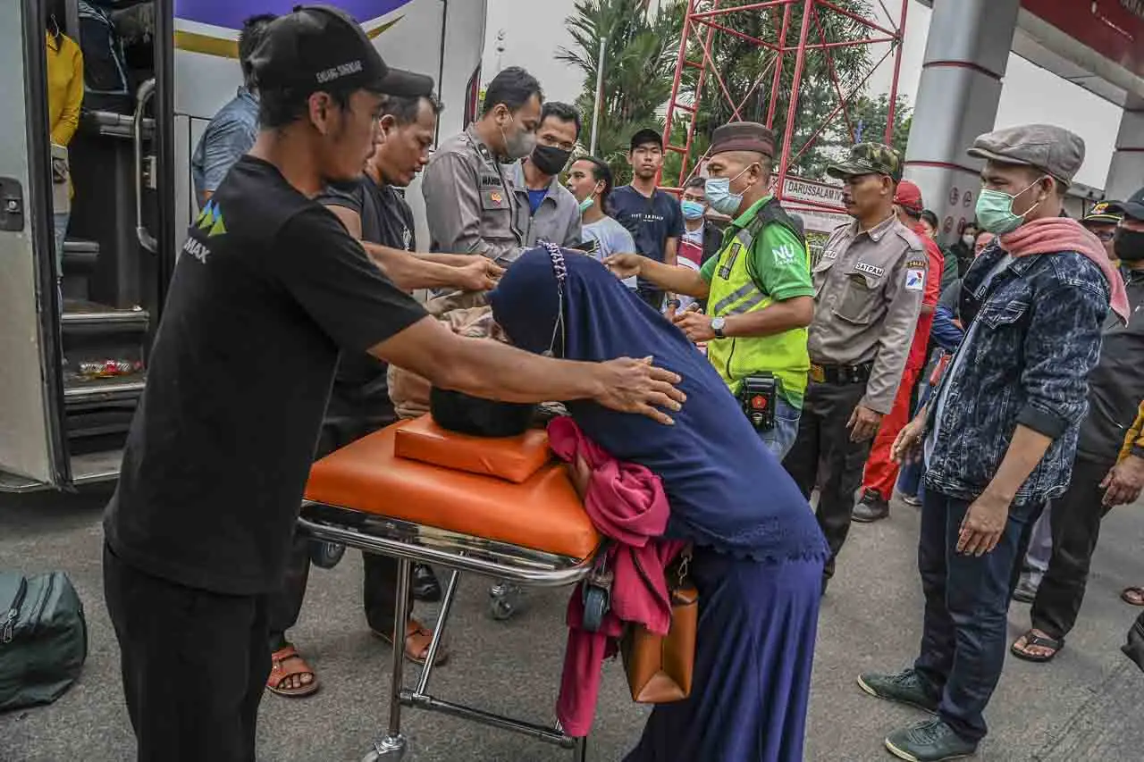 Penumpang Bus Sinar...