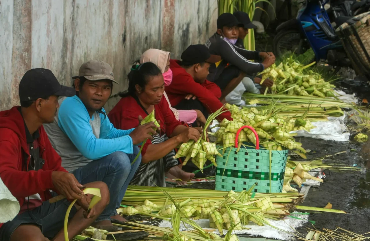 Geliat Penjual Ketupat...