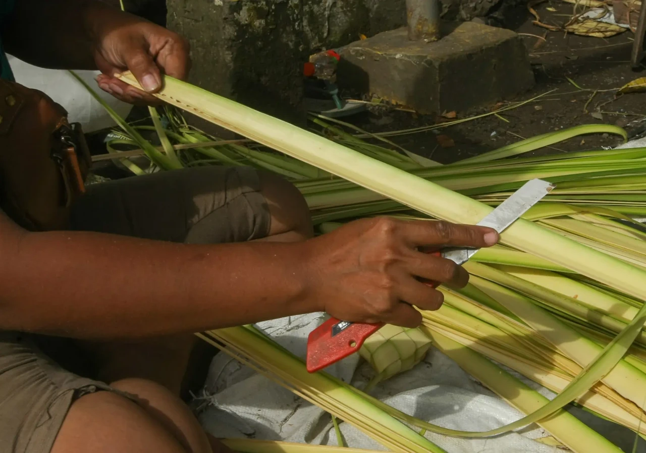 Geliat Penjual Ketupat...