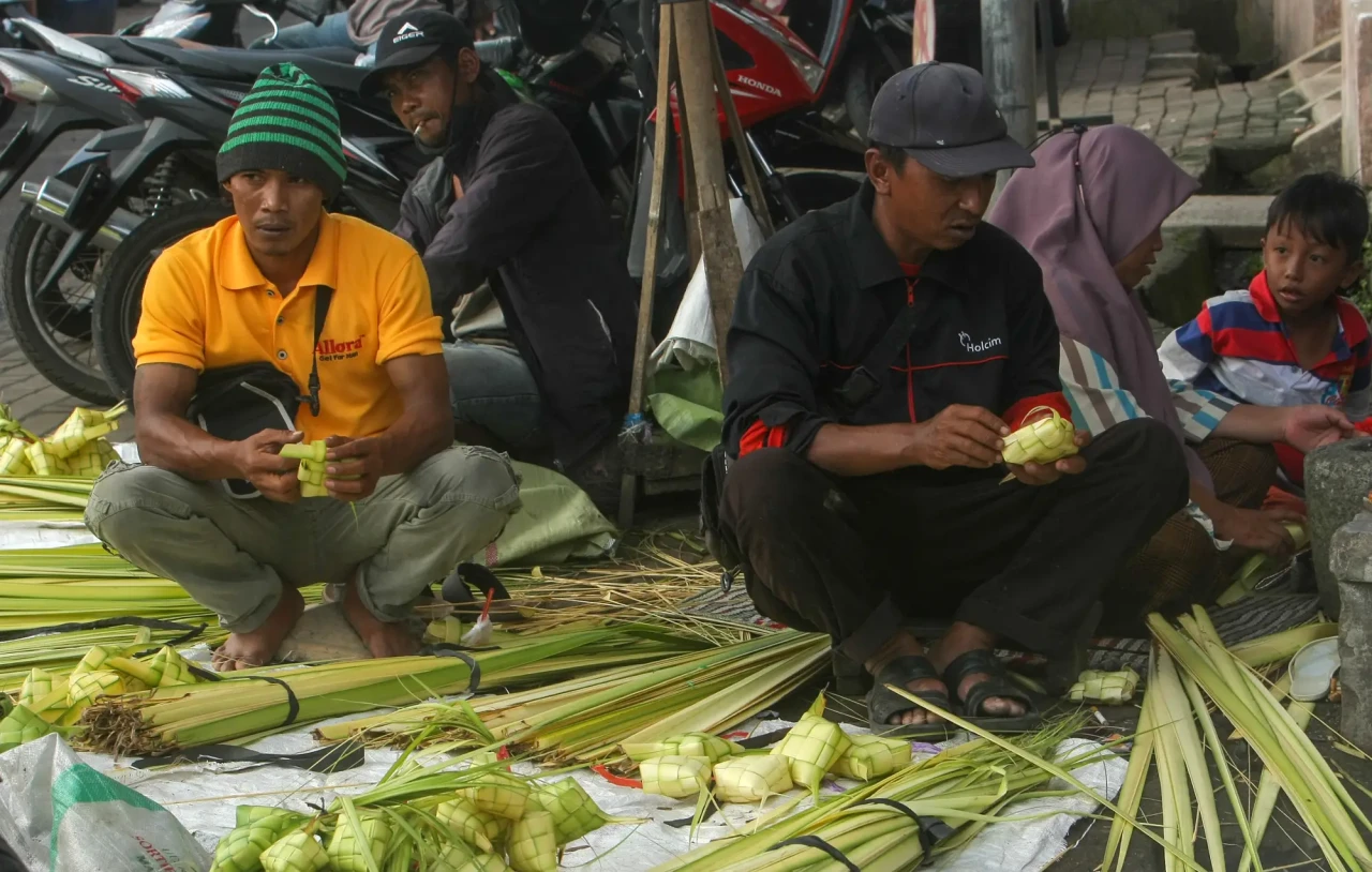 Geliat Penjual Ketupat...