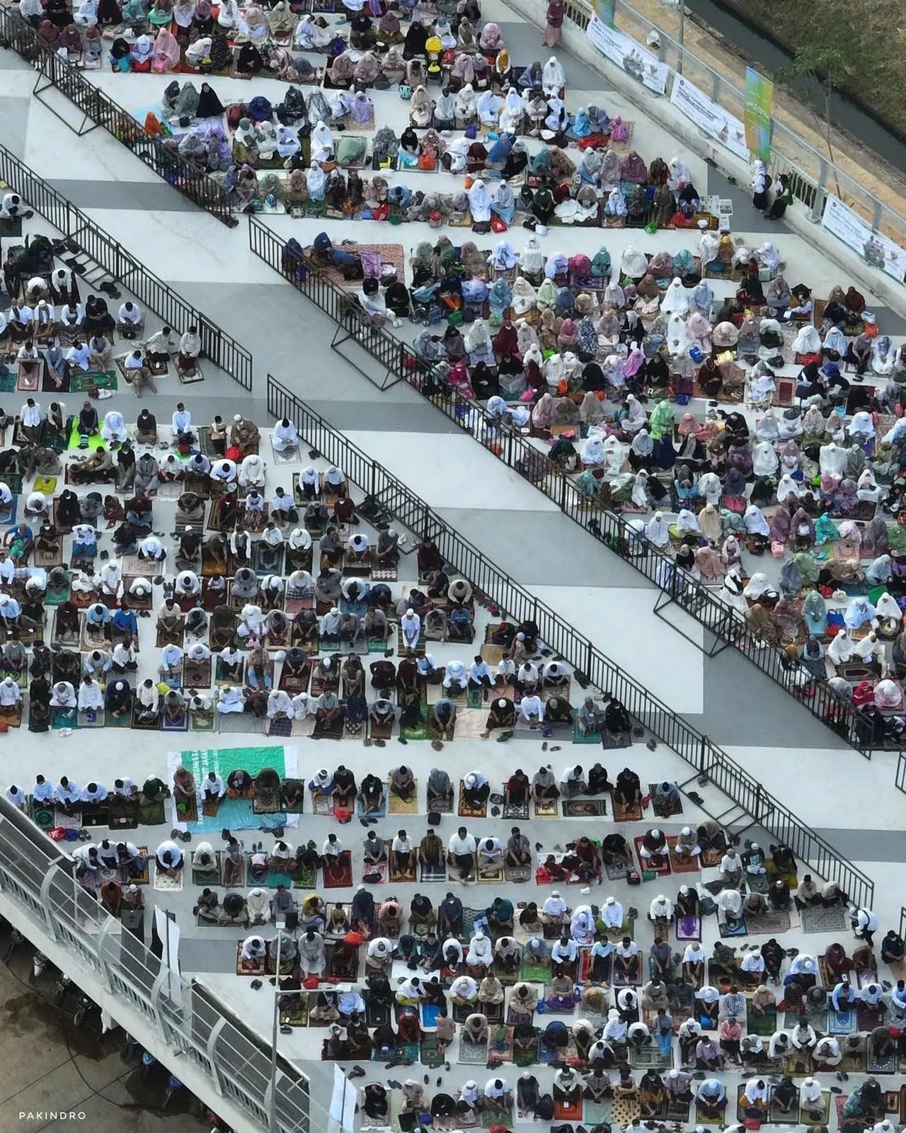Foto Udara Suasana Salat...