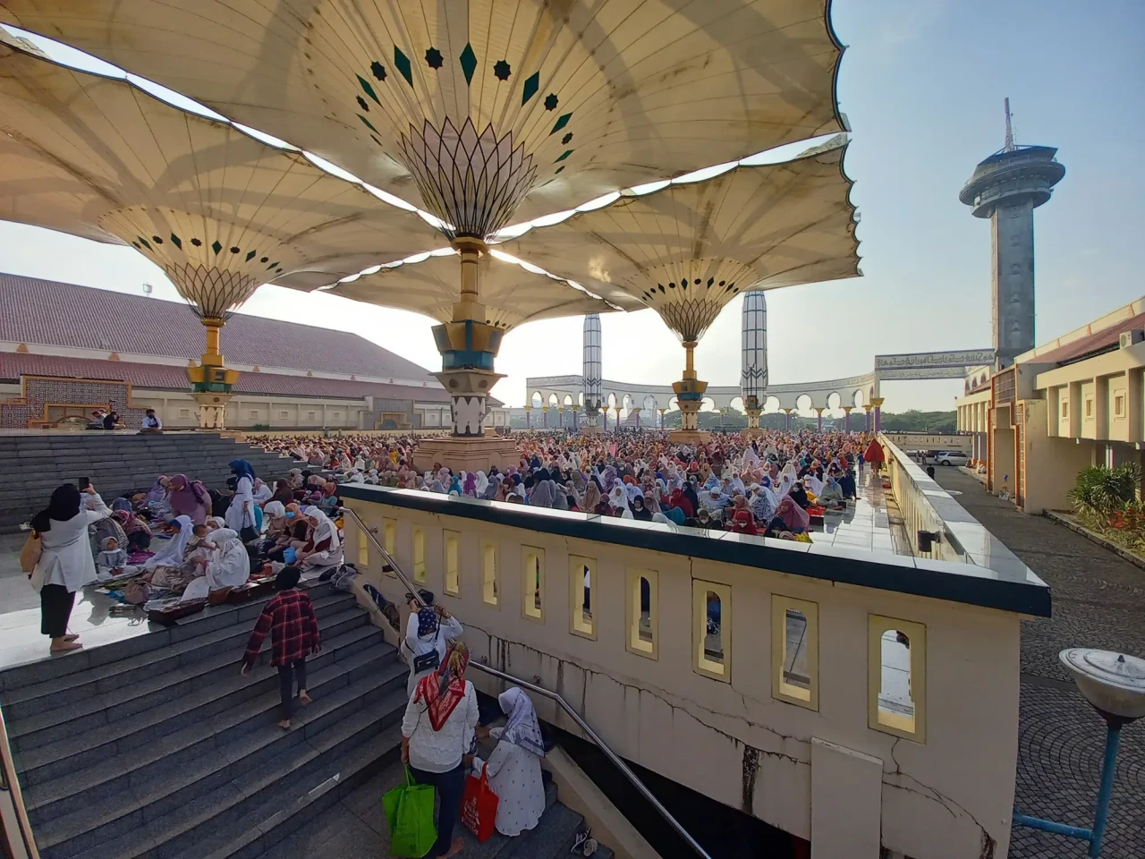 Ribuan Umat Muslim Khusyuk...