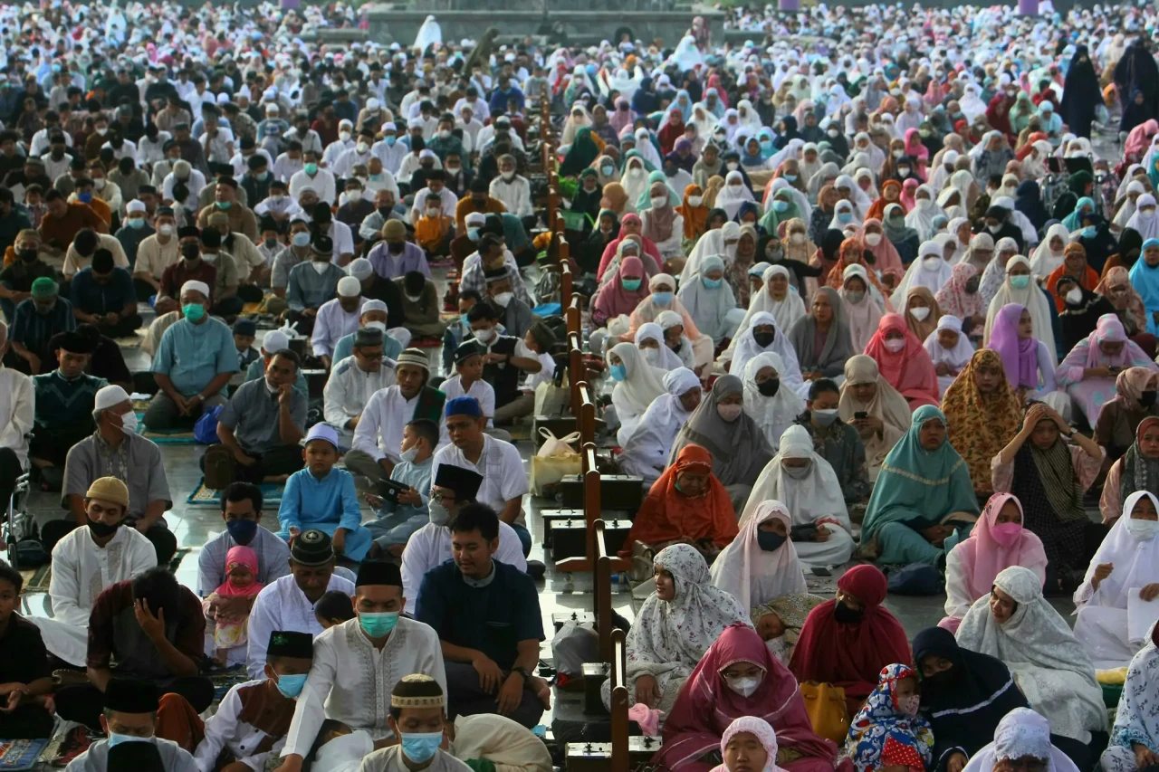 Ribuan Umat Muslim Khusyuk...