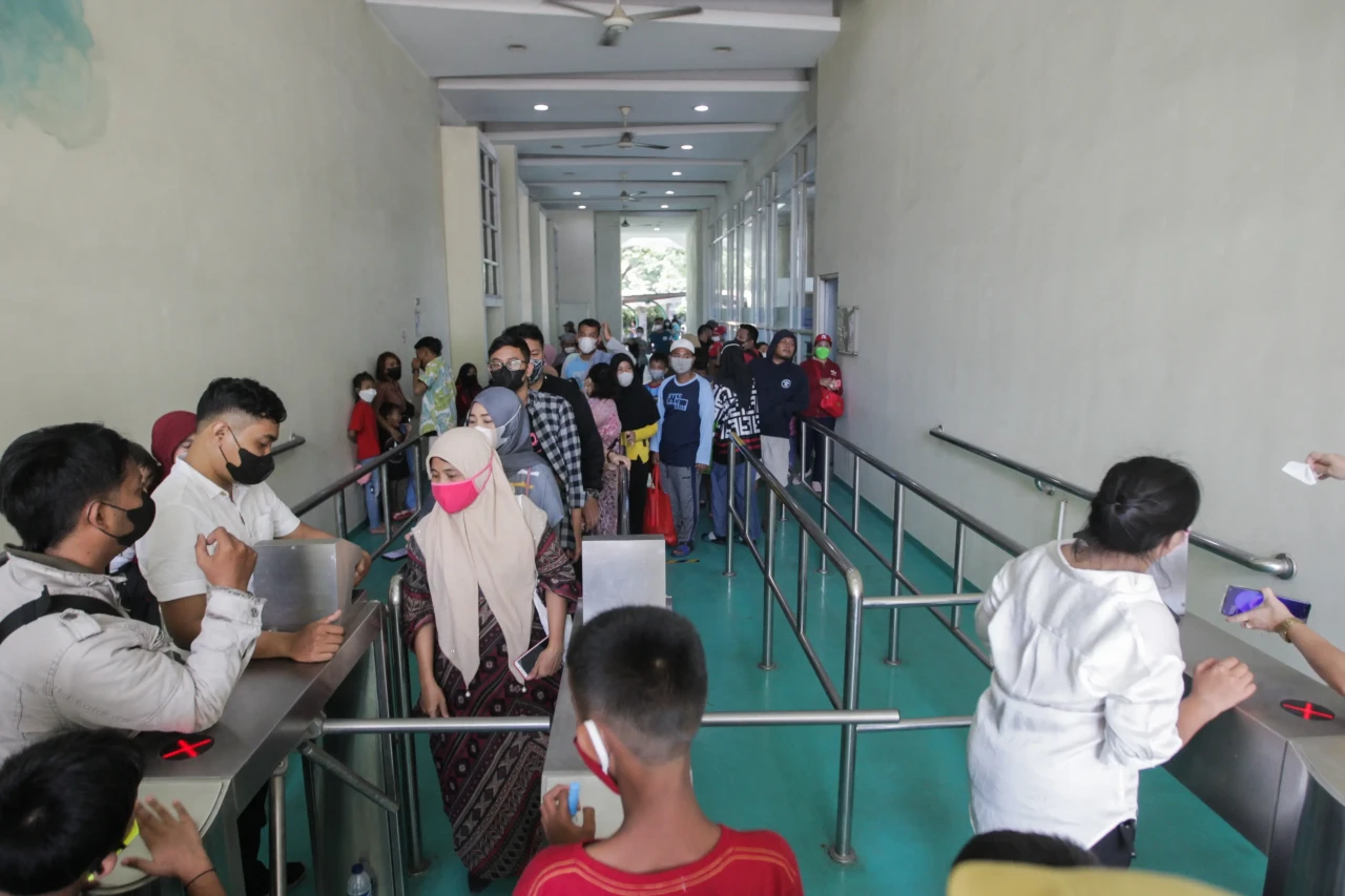 Antrean Panjang Masuk...