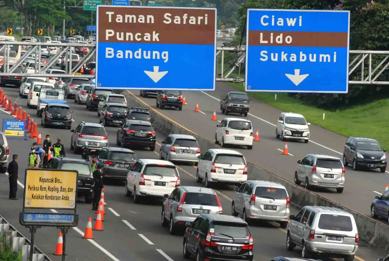 Antrean Panjang Kendaraan...