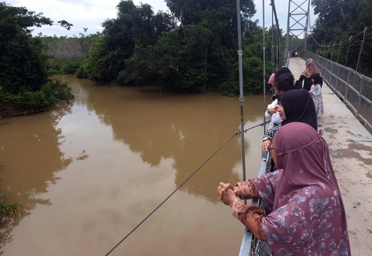 Pesona Jembatan Gantung...