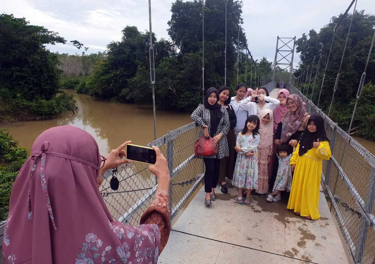 Pesona Jembatan Gantung...