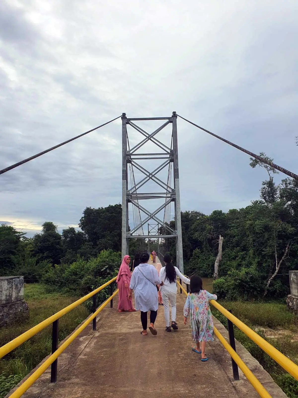 Pesona Jembatan Gantung...