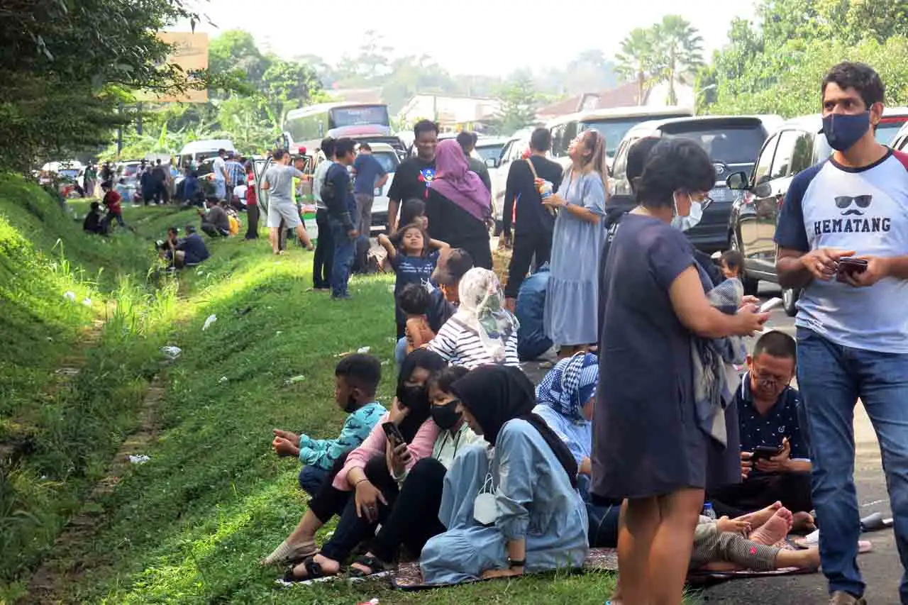 Wisatawan Terjebak Kemacetan...