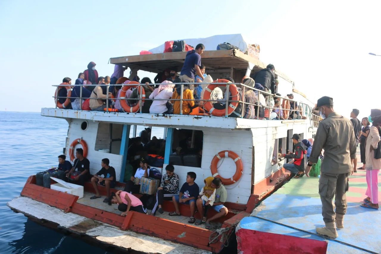 Arus Balik Warga Kepulauan...
