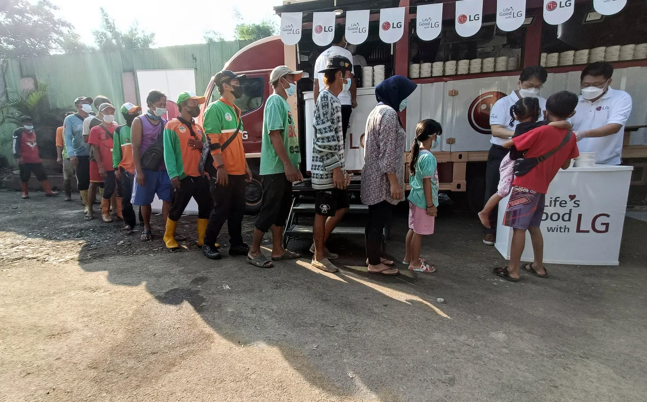 Berbagi Ratusan Paket...