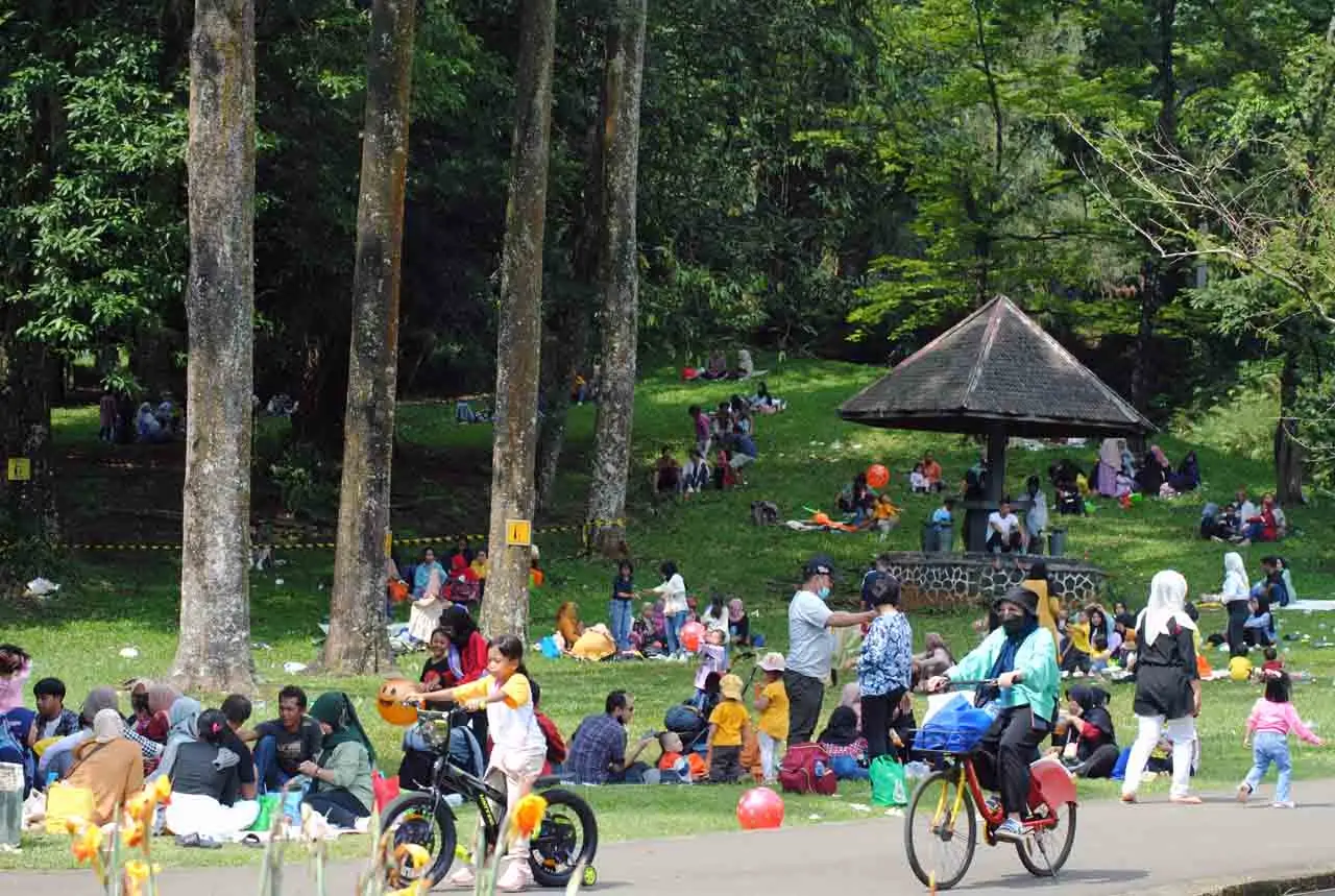 Kebun Raya Bogor Dipadati...