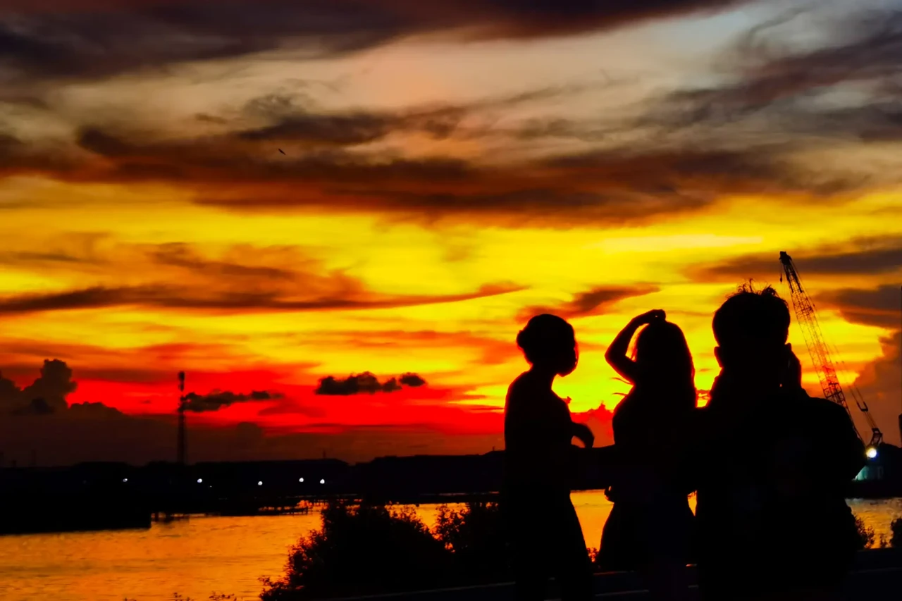 Menikmati Senja di Pantai...