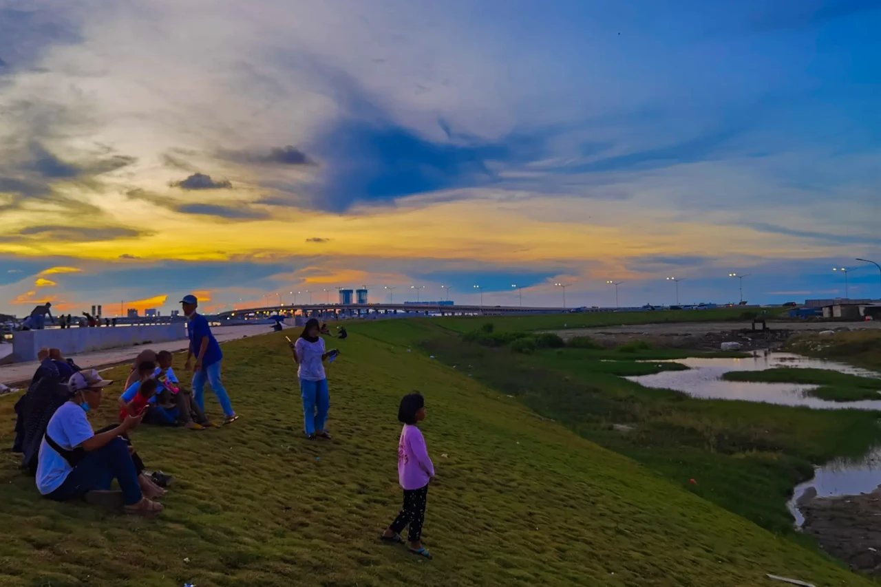 Menikmati Senja di Pantai...