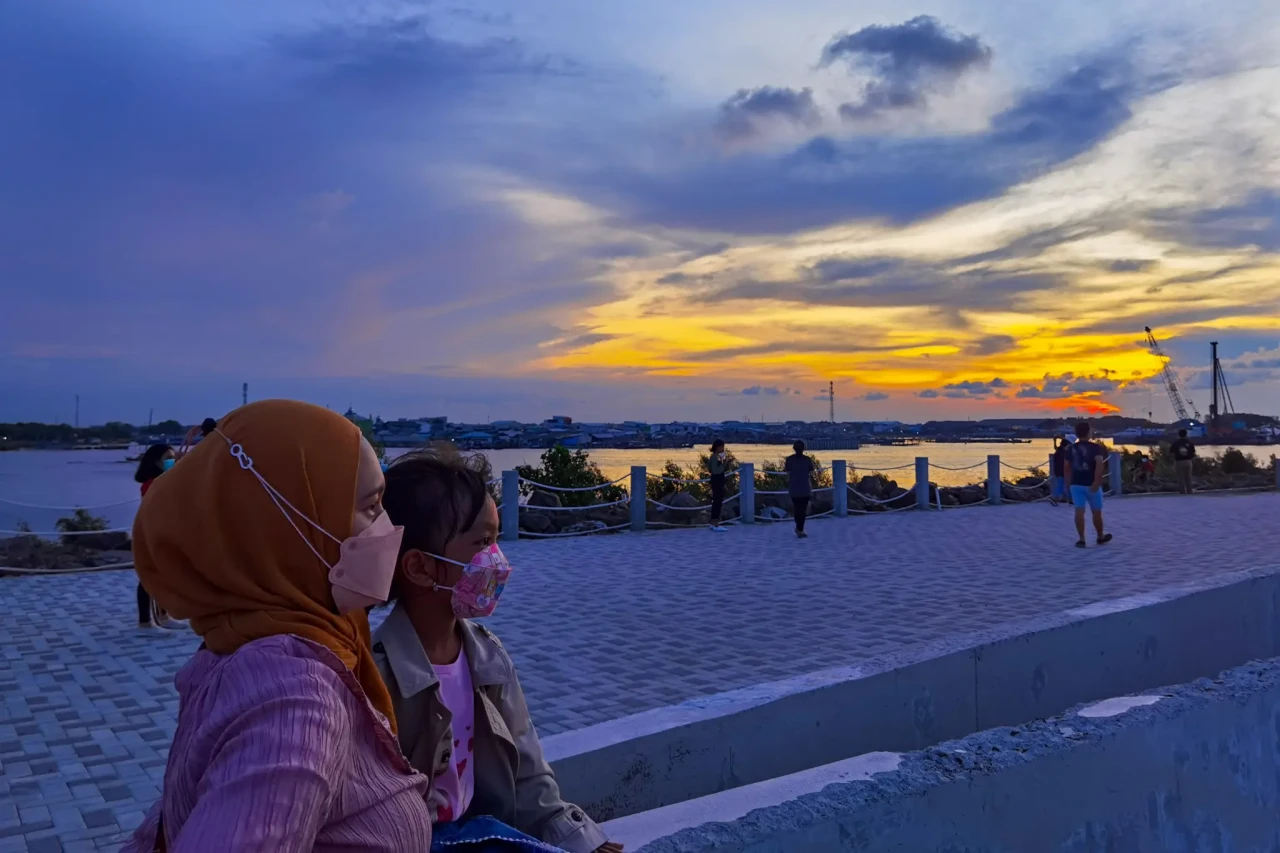Menikmati Senja di Pantai...