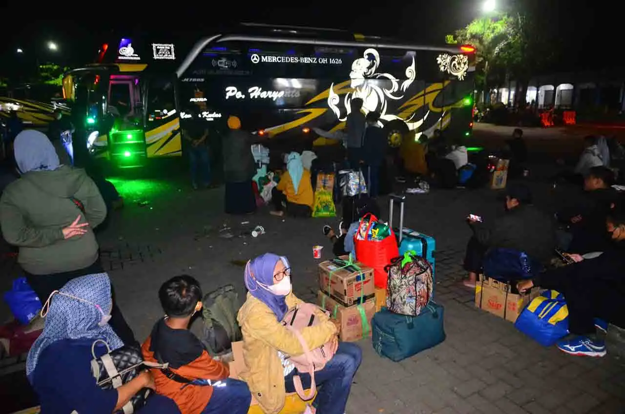 Penumpang Bus Terlantar...