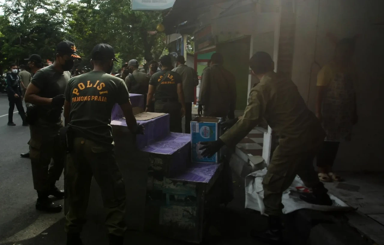 Satpol PP Bongkar Puluhan...