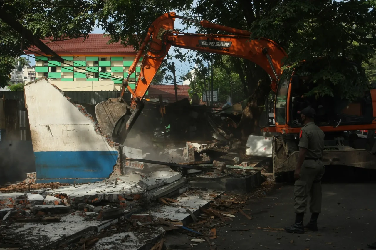 Satpol PP Bongkar Puluhan...