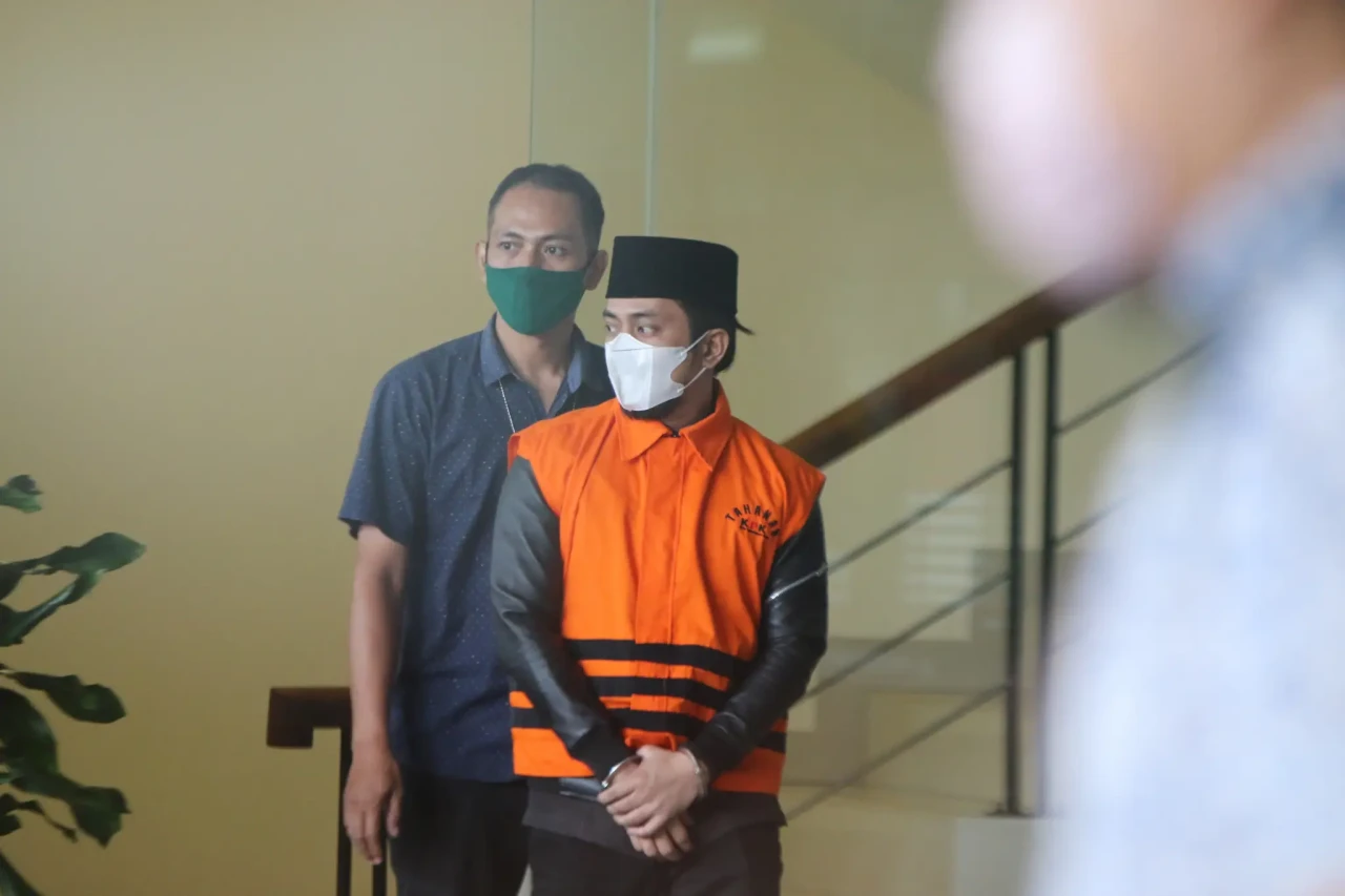 Berkopiah, Bupati Penajam...